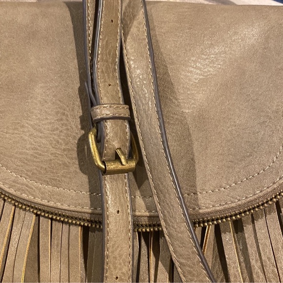 Aldo crossbody/shoulder fringe bag! Taupe Crossbody with Fringe and Keychain. - Picture 3 of 10